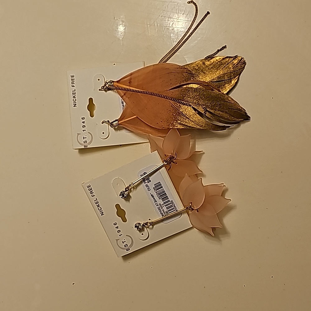 2 pairs of earrings